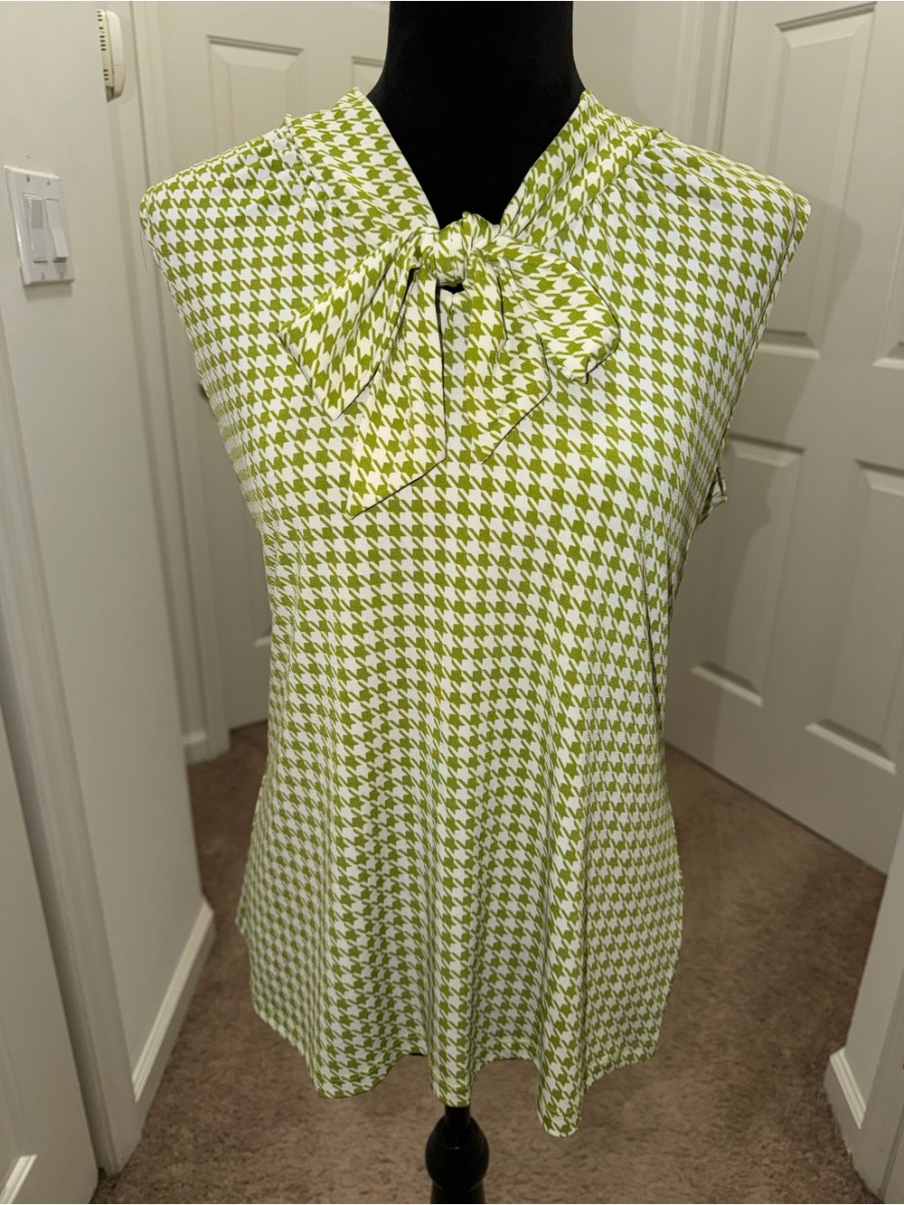 Banana Republic Green and White Houndstooth Bow Neck Sleeveless Top